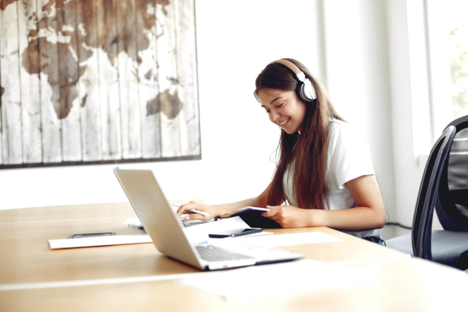 Ambiente di apprendimento moderno che illustra i principi cognitivi nell'educazione